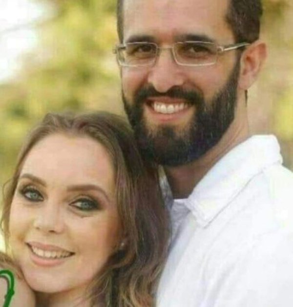 Casal sorri para foto