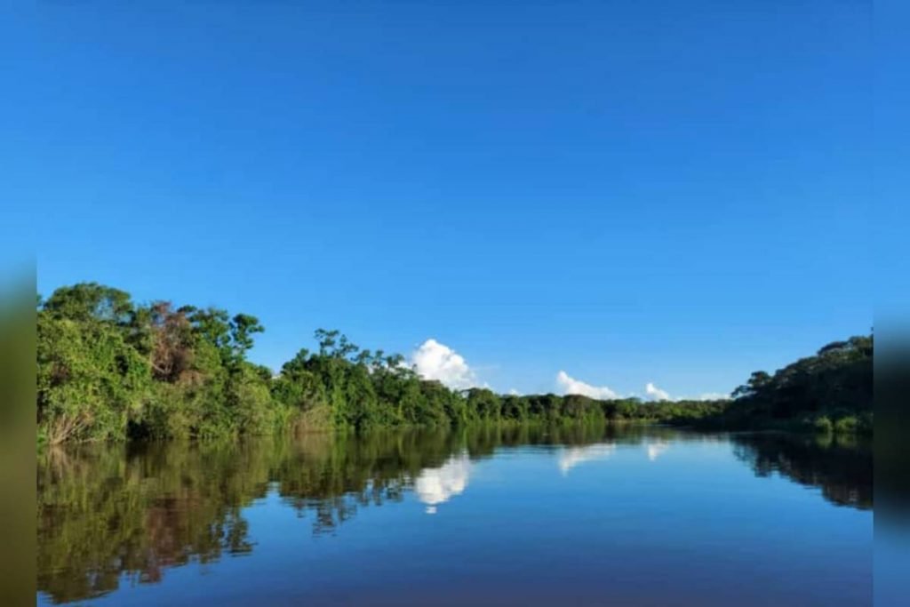 rio araguaia na região da viúva, em nova crixás, goiás, onde antes estava seco