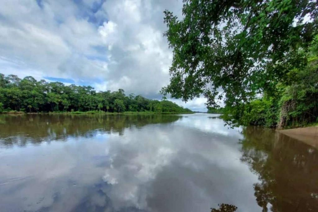 rio araguaia na região da viúva, em nova crixás, goiás, onde antes estava seco