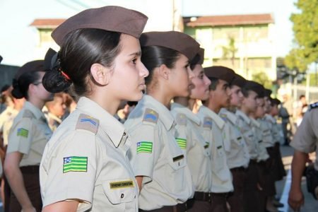 Estudantes em escola da Polícia Militar em Goiás