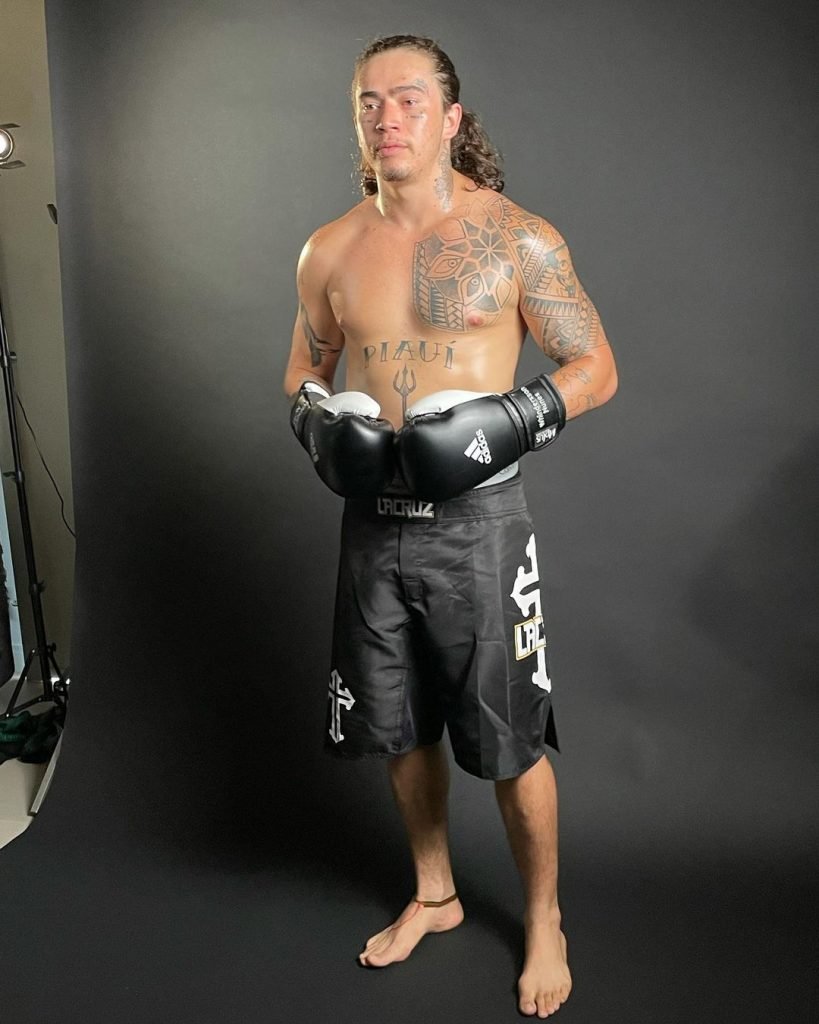 Wenderson Nunes posa para la foto oficial de su pelea ante Bobo Freitas
