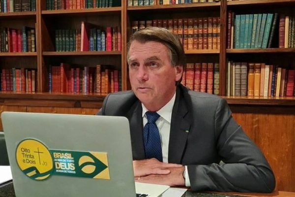 Bolsonaro responde a Barra Torres: "Não acusei Anvisa de corrupção"