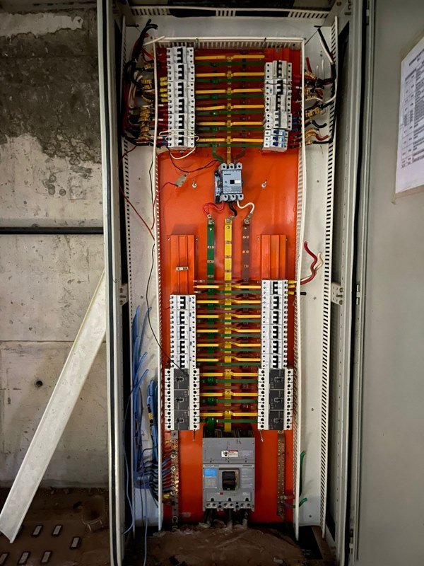 Sistema de cabeamento de energia em ponte