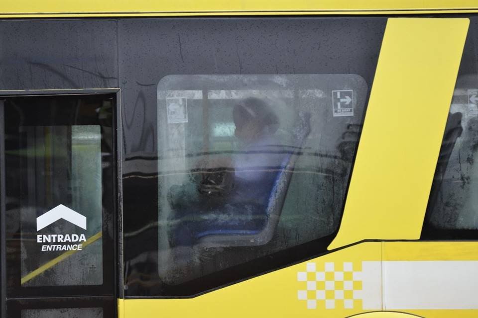 Ônibus em dia chuvoso