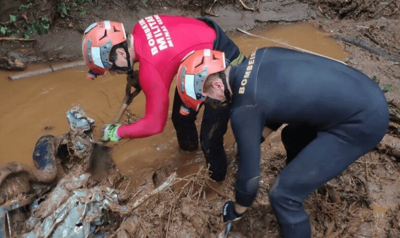 Bombeiros atuam no resgate de corpo em Brumadinho