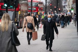 Pessoas usando máscaras na Oxford Street, no centro de Londres