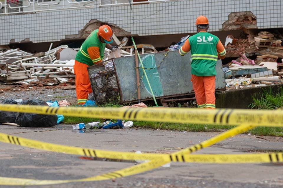 Dois garis catam lixo e caçamba