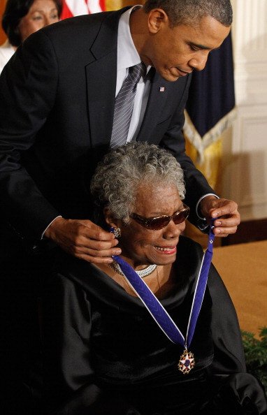 O ex-presidente dos Estados Unidos, Barack Obama, premia a escritora com a Medalha Presidencial da Liberdade na Casa Branca em Washington no ano de 2011