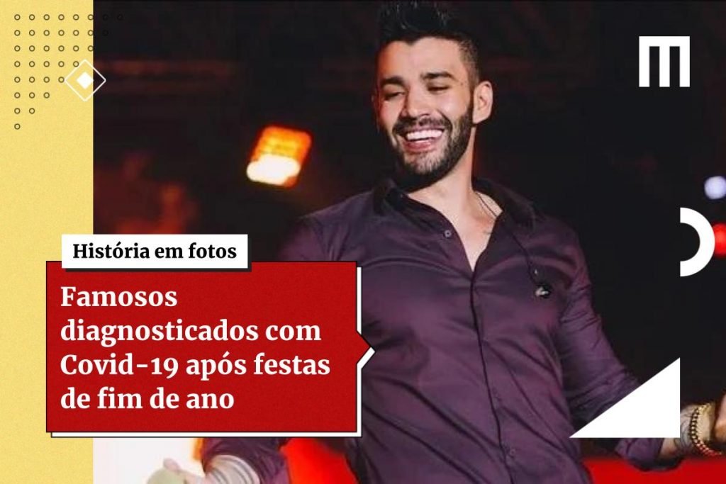 Na imagem colorida, um homem está posicionado no centro. Ele tem cabelos curtos e sorri olhando para o lado inferior esquerdo