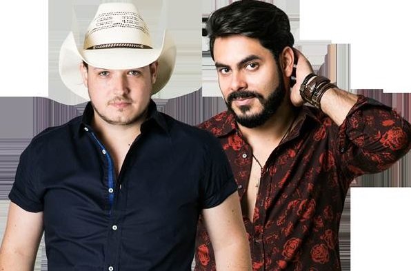 Na imagem colorida, dois homens estão posicionados no centro. Eles usam camisas abertas, um usa chapeu e o outro passa as mão sobre os cabelos pretos e curtos. Eles olham seriamente para a camera