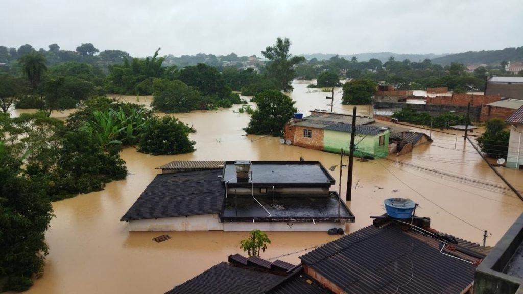 Fotografia colorida de cidade inundada pela chuva
