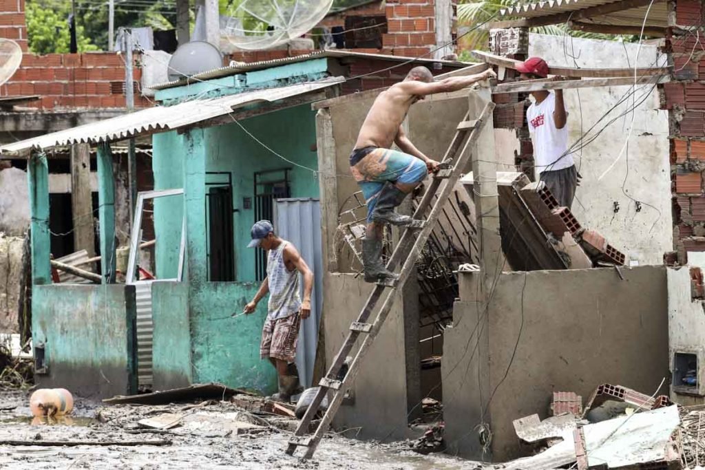 Fotografia colorida de Inundações causadas por fortes chuvas estão afetando mais de 100 municípios do norte do estado da Bahia