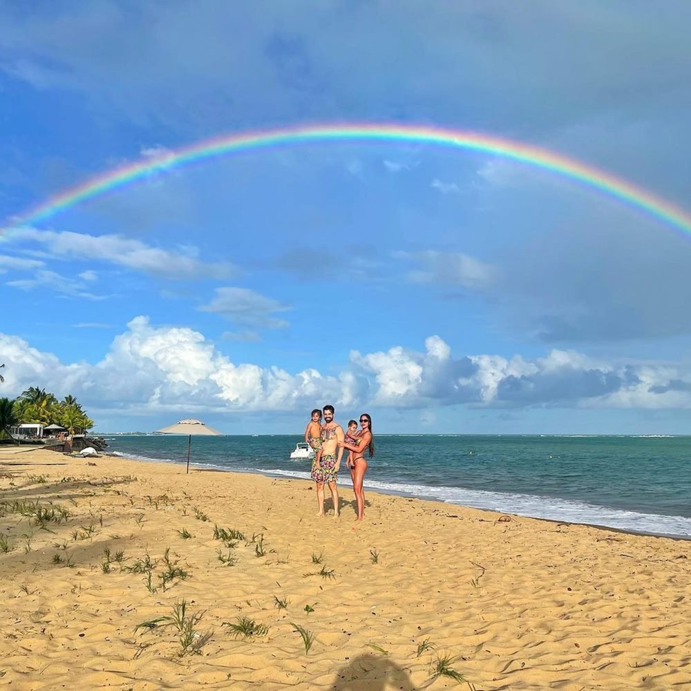 Alok e sua família em um cenário paradisíaco