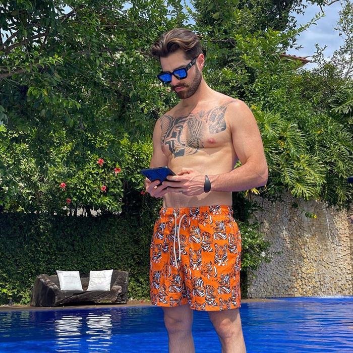 Alok e sua família em um cenário paradisíaco