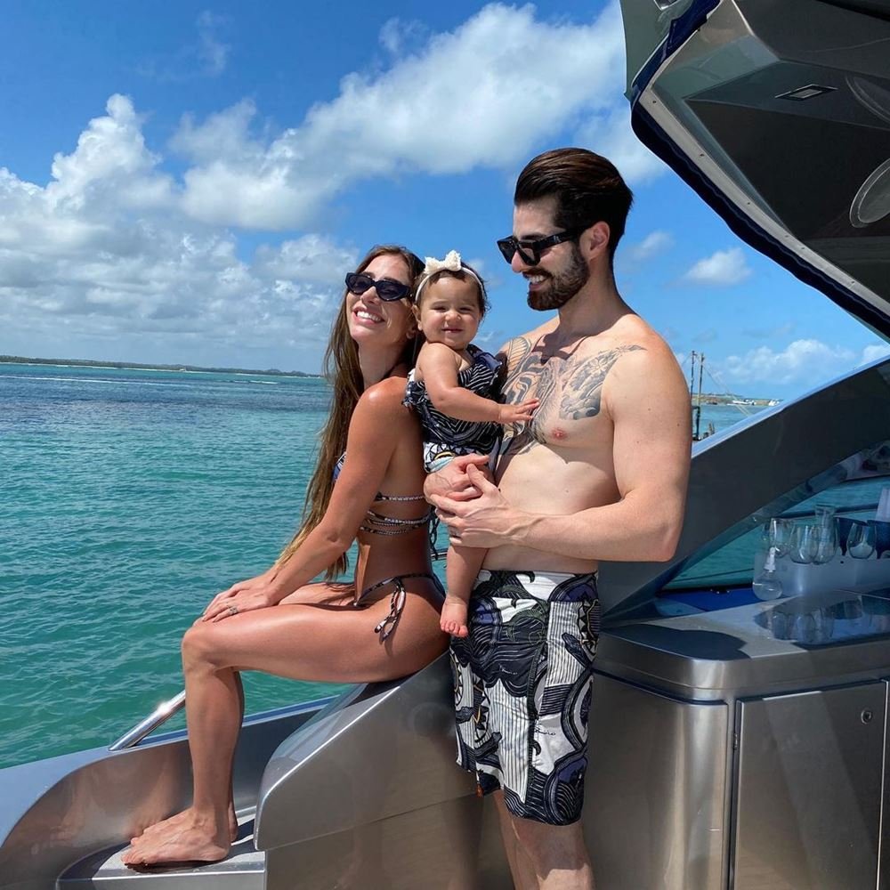 Alok e sua família em um cenário paradisíaco