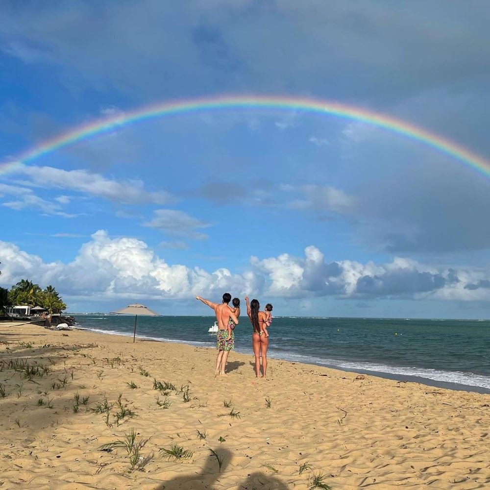 Alok e sua família em um cenário paradisíaco