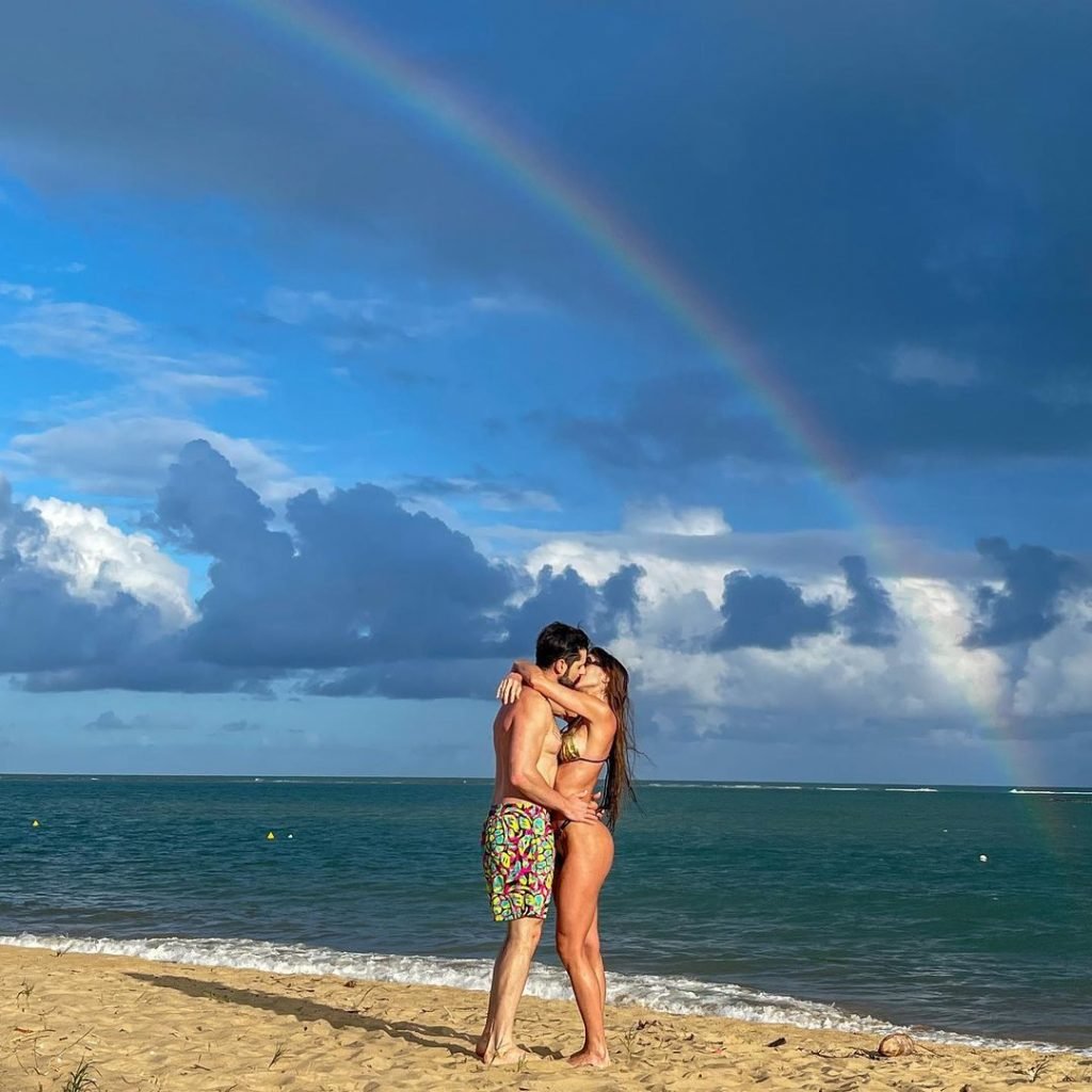Alok e sua família em um cenário paradisíaco