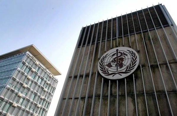 Na imagem colorida, o prédio da Organização Mundial da Saúde está em foco principal