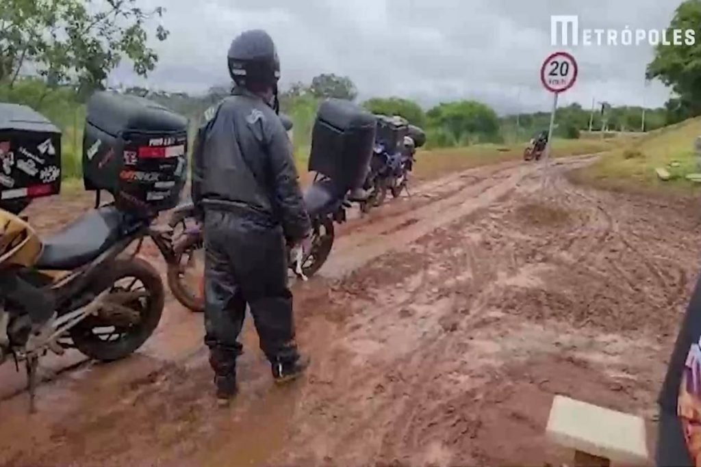 Motociclista perto de motos