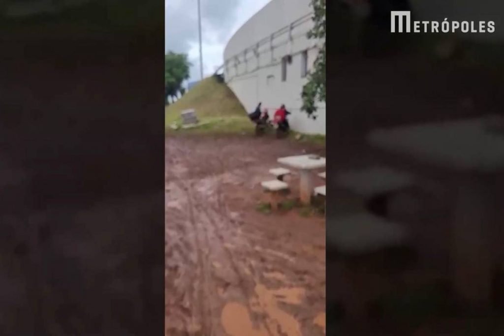 Chão coberto por lama