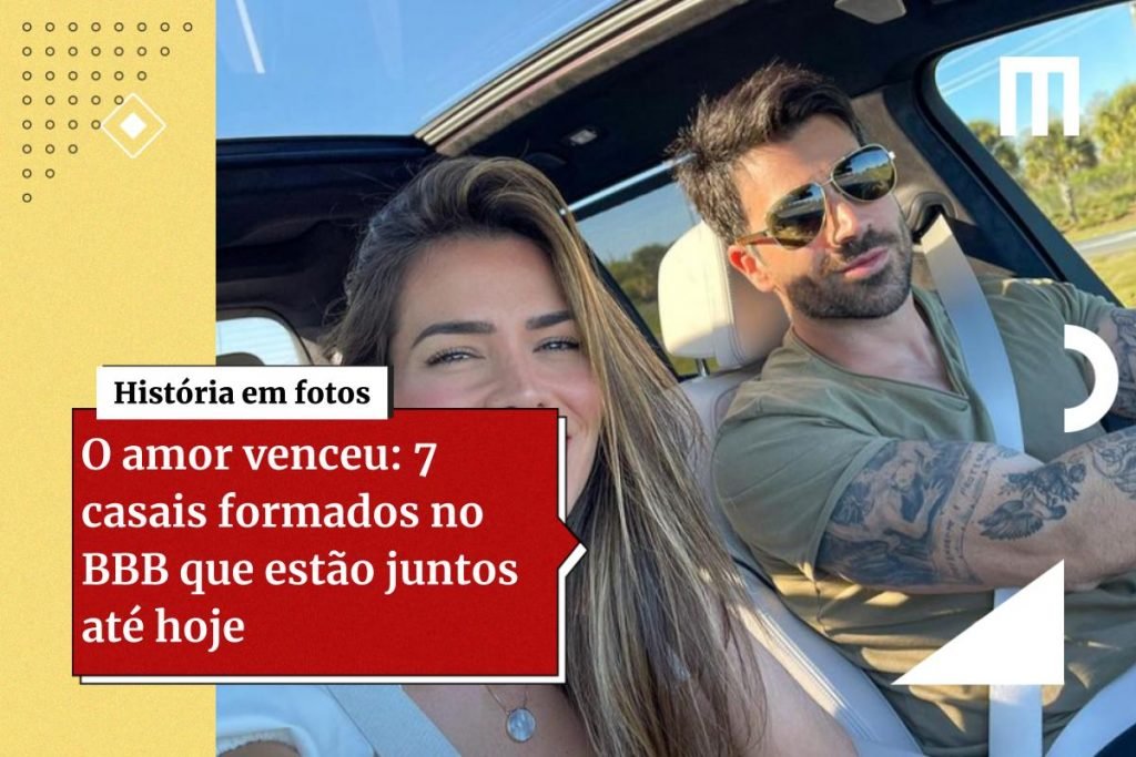 Fotografia colorida de casal posando para selfie sorrindo