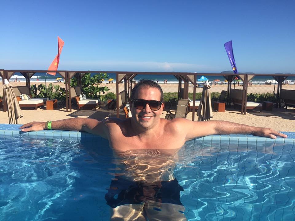 Com sorriso largo, Lelê Junqueira faz momento de lazer em piscina