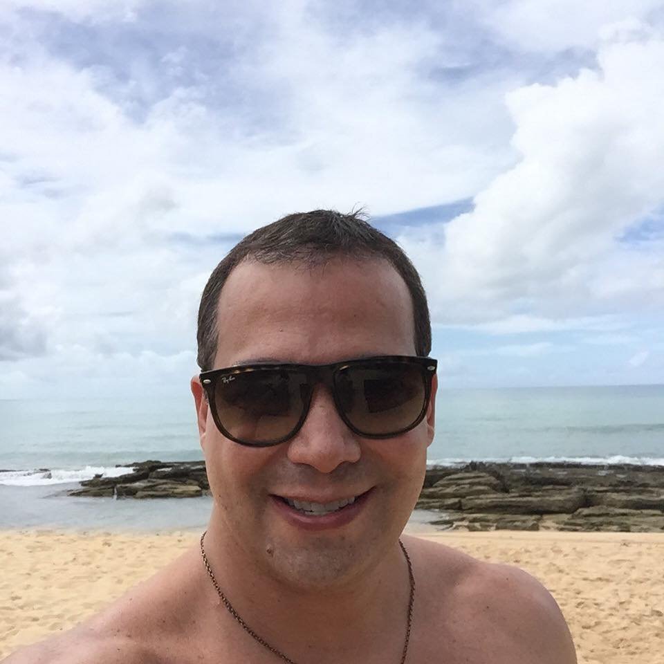 Lelê Junqueira faz selfie em praia