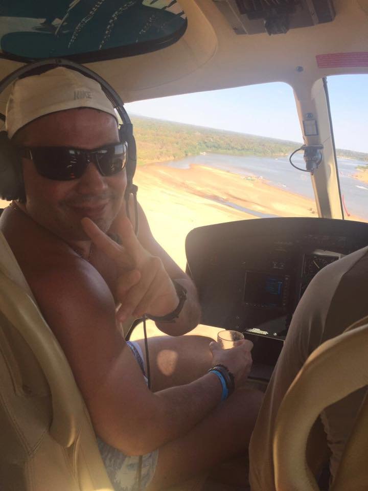 Lelê Junqueira, em helicóptero, em Goiás
