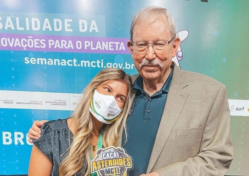 Verena Paccola, de 22 anos, e Patrick Miller, criador do programa Caça Asteroides da NASA e coordenador do International Astronomical Search Collaboration (IASC)