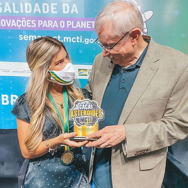 Verena Paccola, de 22 anos, e Patrick Miller, criador do programa Caça Asteroides da NASA e coordenador do International Astronomical Search Collaboration (IASC)