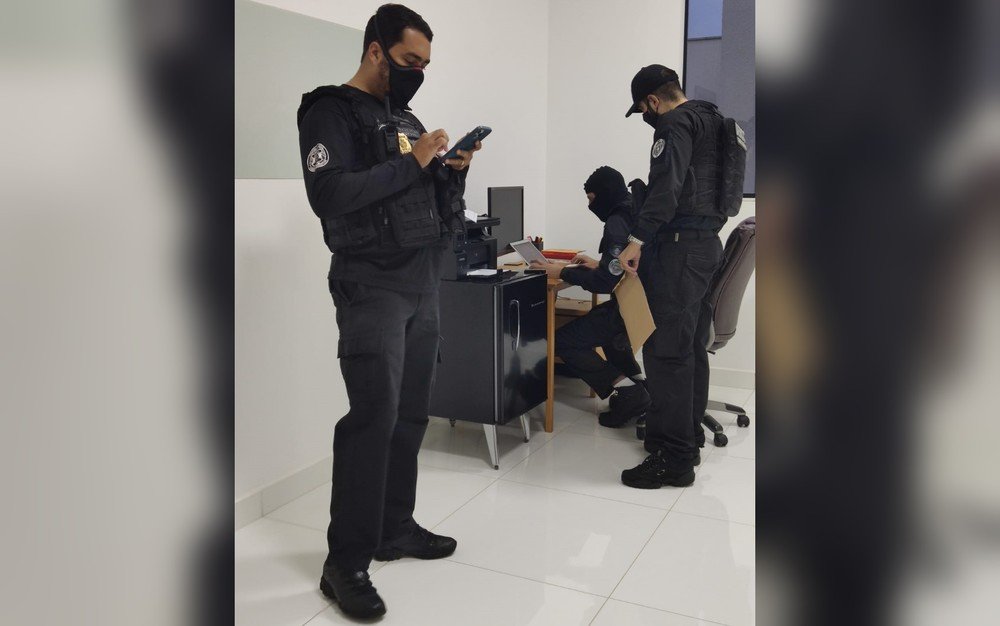Policiais civis apreendem material pornográfico infantil em casa de empresário de Goiânia, Goiás