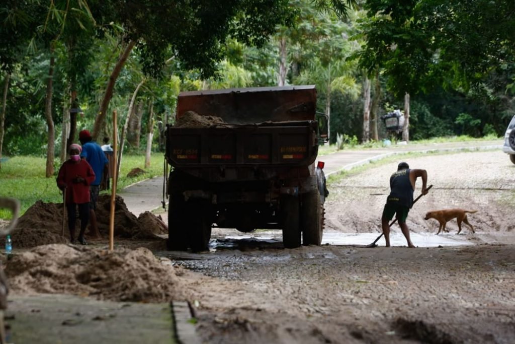Trabalhador faz limpeza na rua após enchente em Pirenópolis (GO)