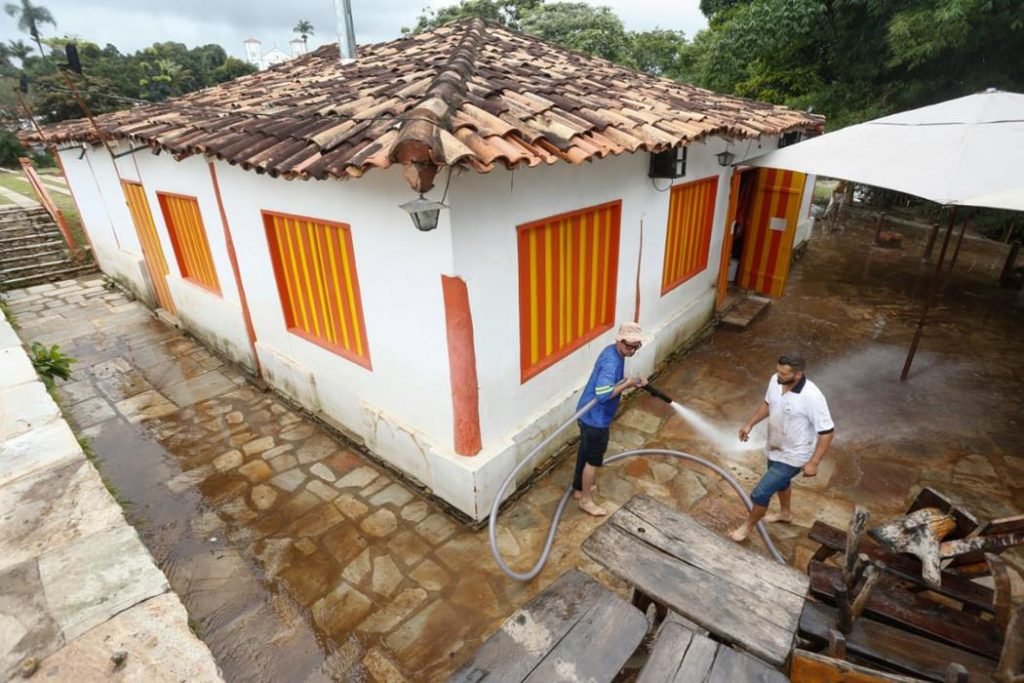 Moradores fazem limpeza após enchente em Pirenópolis (GO)