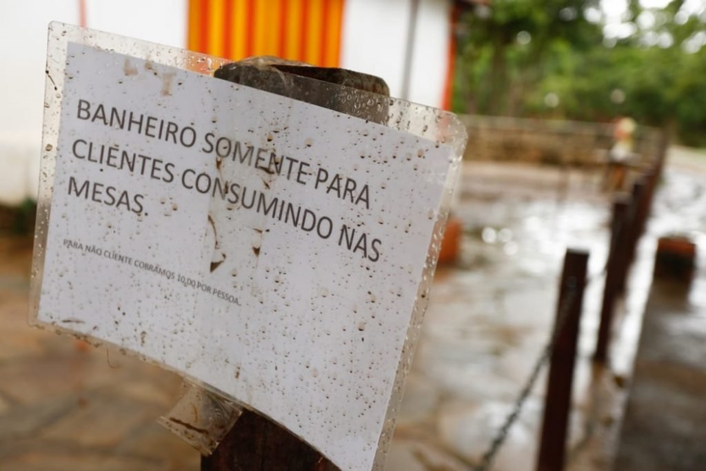 Sujeira em aviso em estaca de madeira mostra altura que nível da água atingiu em Pirenópolis (GO)