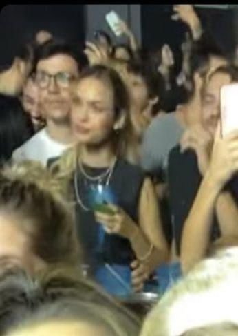 Sarah Andrade é flagrada aos beijos em balada