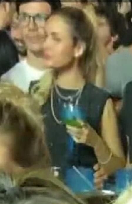 Sarah Andrade é flagrada aos beijos em balada