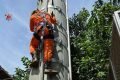 Homem cai de telhado em cima de barra de ferro e fica em estado grave