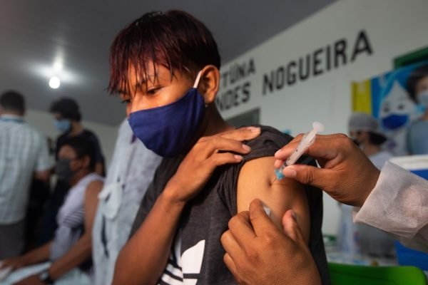 Vacinação contra Covid-19 na aldeia do povo Ticuna