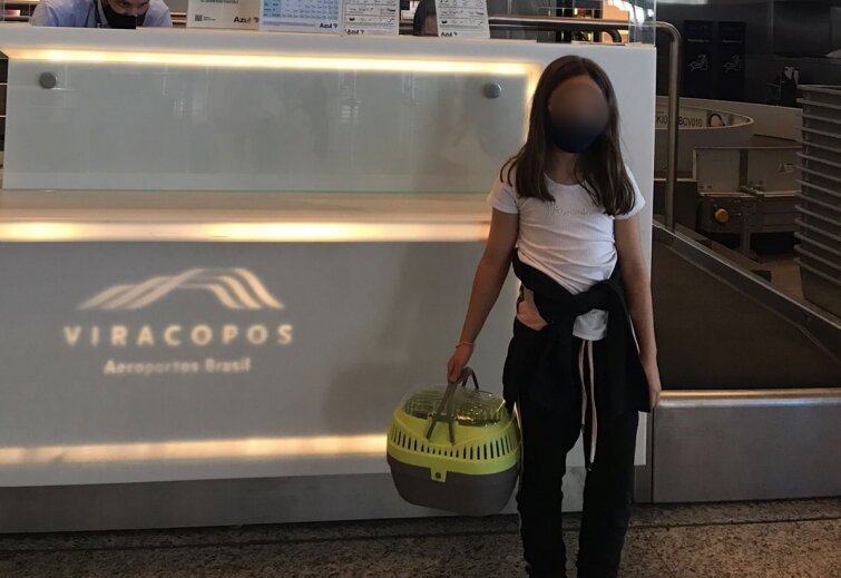 Maria Eduarda, de oito anos, com a hamster de apoio emocional na caixa de transporte no Aeroporto de Viracopos, em Campinas