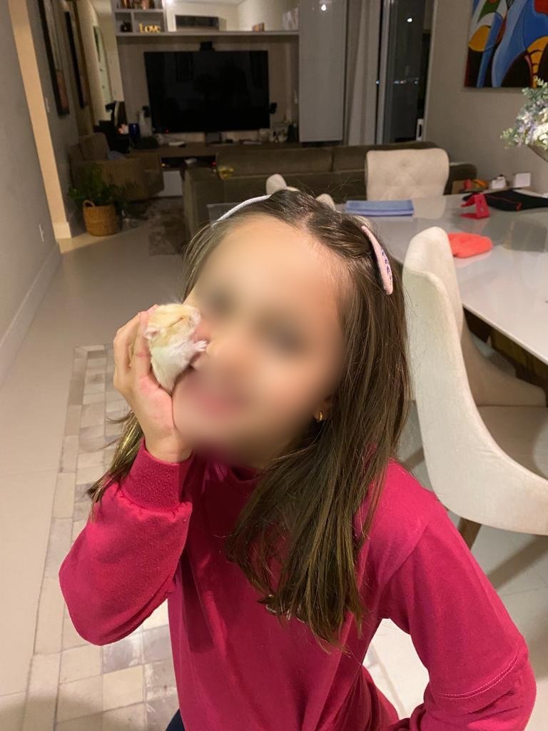 Maria Eduarda foi diagnosticada com TDAH e por recomendação de um psicólogo tem o animal de apoio emocional