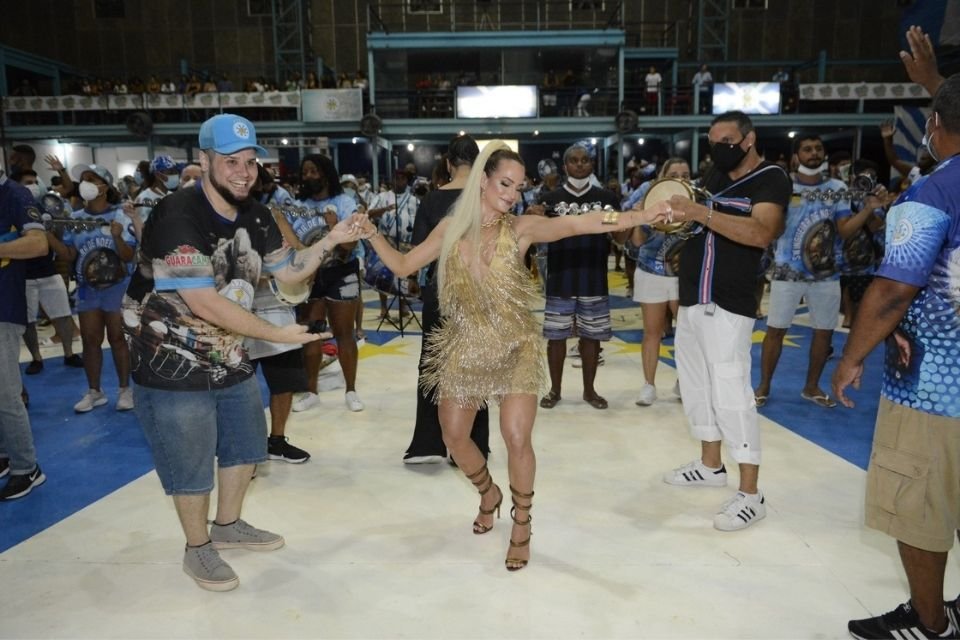 Gabi Martins assume o posto de musa da Vila Isabel em evento da escola