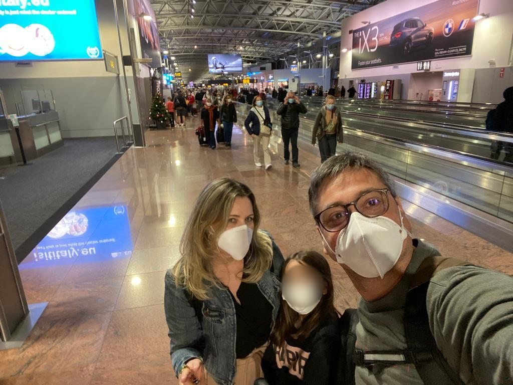 Christiane, Maria Eduarda e Roger no aeroporto de Bruxelas