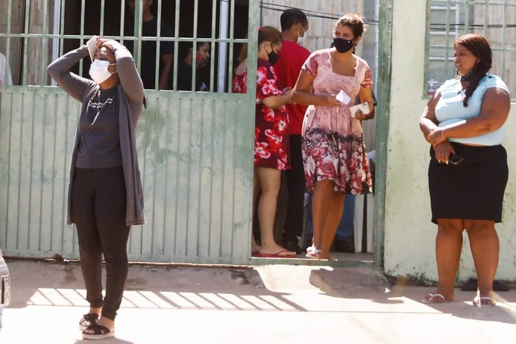 Fiéis na porta da igreja onde pastora Odete Rosalina foi assassinada em Goiânia (GO)