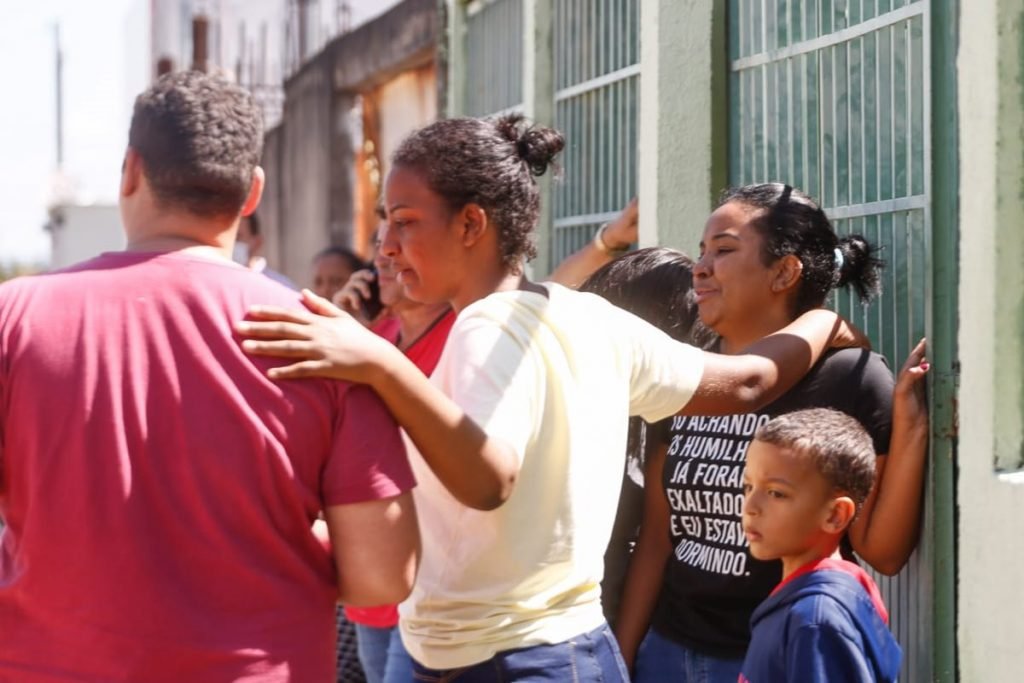 Fiéis e familiares na porta da igreja onde pastora Odete Rosalina foi assassinada em Goiânia (GO)