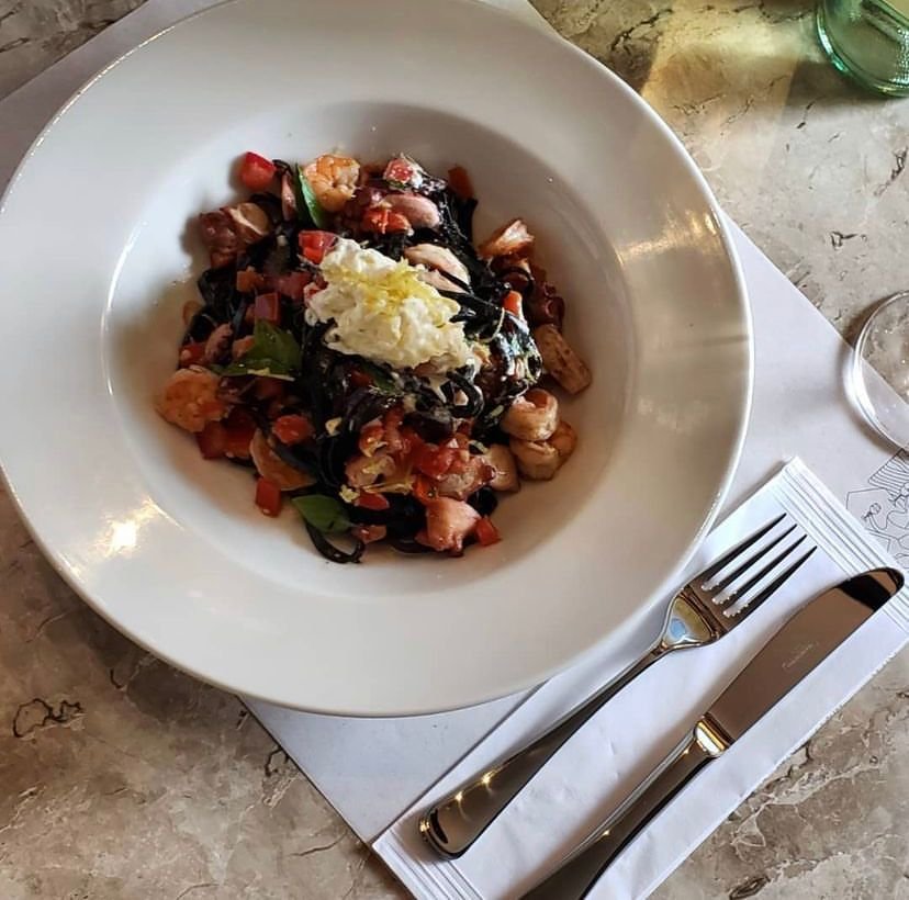 Prato branco com macarrão e frutos do mar