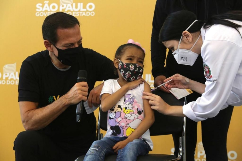 O Governo de São Paulo inicia nesta sexta-feira (14), a vacinação do público infantil contra COVID-19, na faixa etária de 5 a 11 anos. O Governador João Doria (PSDB) acompanha o ato, realizado no Hospital das Clínicas – HCFMUSP. A expectativa do Governo de SP é vacinar 4,3 milhões de crianças no período de três semanas. Foto: Fábio Vieira/Metrópoles