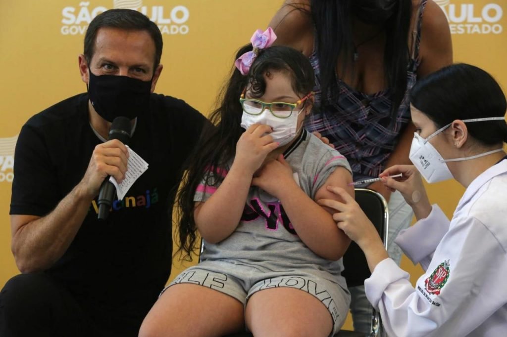 O Governo de São Paulo inicia nesta sexta-feira (14), a vacinação do público infantil contra COVID-19, na faixa etária de 5 a 11 anos. O Governador João Doria (PSDB) acompanha o ato, realizado no Hospital das Clínicas – HCFMUSP. A expectativa do Governo de SP é vacinar 4,3 milhões de crianças no período de três semanas. Foto: Fábio Vieira/Metrópoles