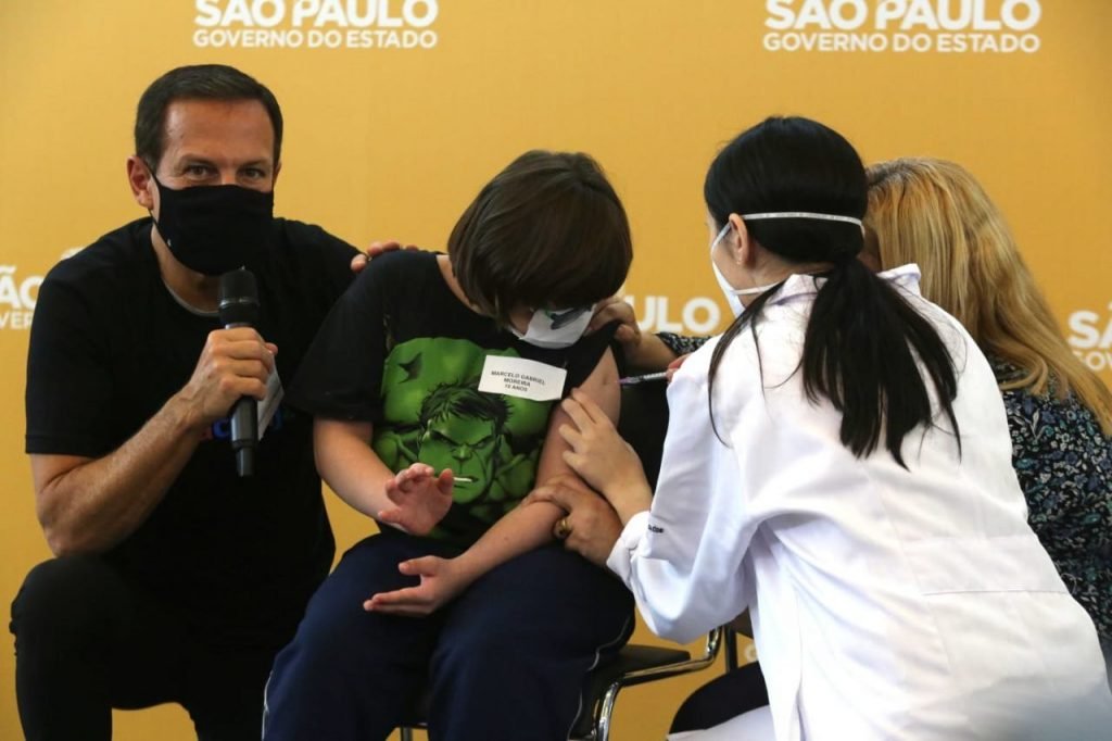 O Governo de São Paulo inicia nesta sexta-feira (14), a vacinação do público infantil contra COVID-19, na faixa etária de 5 a 11 anos. O Governador João Doria (PSDB) acompanha o ato, realizado no Hospital das Clínicas – HCFMUSP. A expectativa do Governo de SP é vacinar 4,3 milhões de crianças no período de três semanas. Foto: Fábio Vieira/Metrópoles
