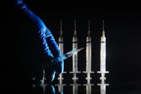 Fotografia colorida de seringas de vacina