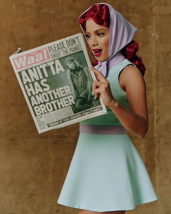 Anitta lendo jornal